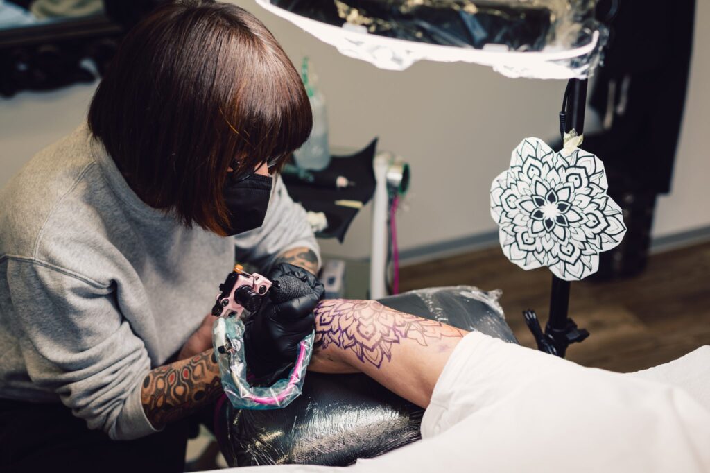 Lisa Peri al lavoro - Tatuaggio Artistico nel suo studio a Pordenone