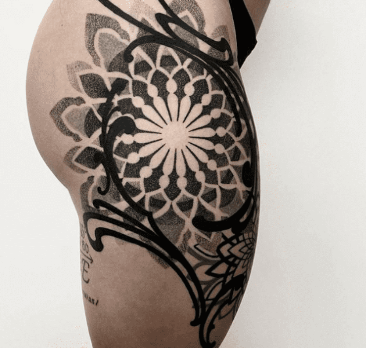 Tatuaggio mandala Lisa Peri - Tatuatrice Pordenone