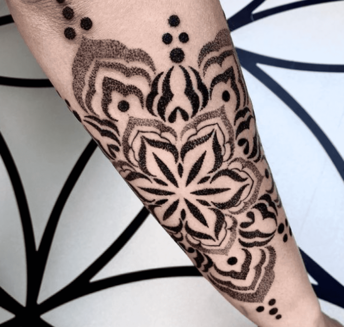 Tatuaggio dotwork Lisa Peri - Le Tatuarti Pordenone